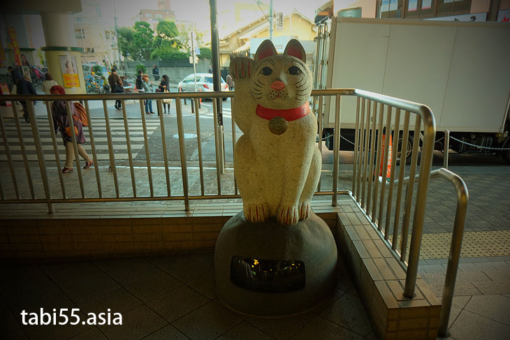 小田急線「豪徳寺駅」では、招き猫が迎えてくれます