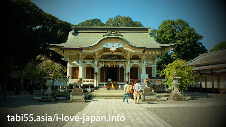 Visit the main hall and the memorial monument｜Shinto shrine+huge camphor tree “Ohkusu”(Takeo,Saga)